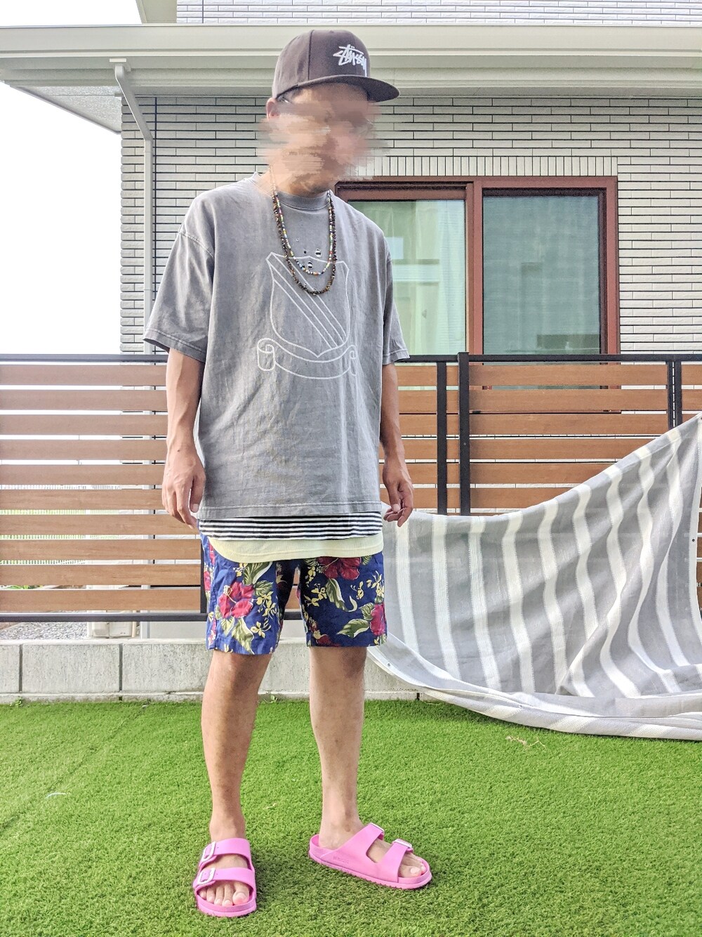 グレー系のTシャツ/カットソー、ブラック系のTシャツ/カットソー、イエロー系のタンクトップを着用したメンズの夏コーディネートの1枚目の写真