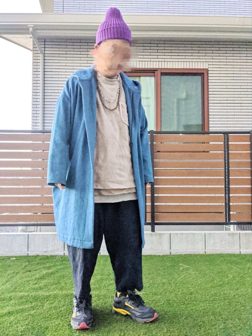 「レイヤードスタイル、ロングコート、スウェット、ニット帽、スニーカー、ワイドパンツ、冬コーデ、おしゃれさんと繋がりたい、ゆるコーデ、私の推しブランド、ロング丈、大人カジュアル」｜「my beautiful landletの【my beautiful landlet】 denim toile hood coat（その他アウター、ブルー系）」を使った、T.さん（メンズ・177cm）の冬コーディネートの1枚目の写真
