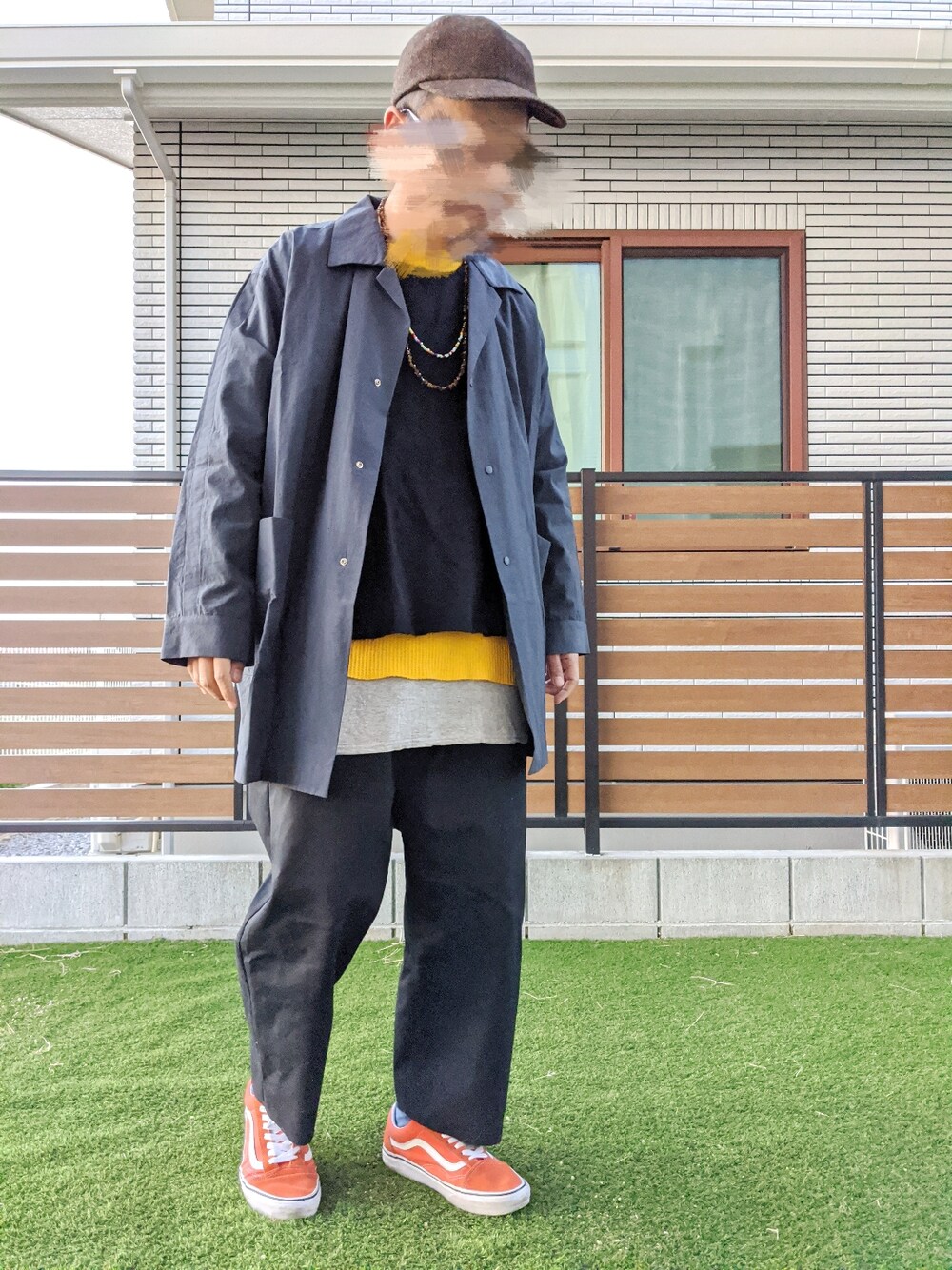 ブルー系のナイロンジャケット、ブラック系のスウェット、イエロー系のTシャツ/カットソーを着用したメンズの冬コーディネートの1枚目の写真