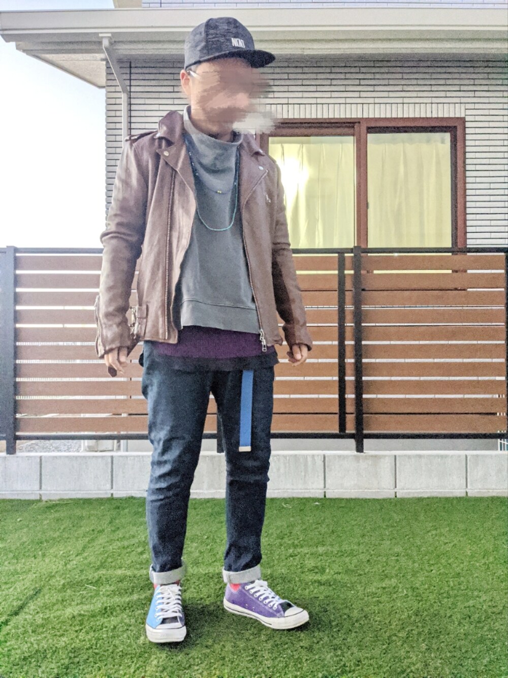 「レイヤードスタイル、冬コーデ、ライダース、スキニーデニム、スニーカー、コンバース、スウェット、おしゃれさんと繋がりたい、クリスマスに着たい服、ロング丈、キャップ、オトナカジュアル」｜「glambのMercury riders（ライダースジャケット、ブラウン系）」を使った、T.さん（メンズ・177cm）の冬コーディネートの1枚目の写真