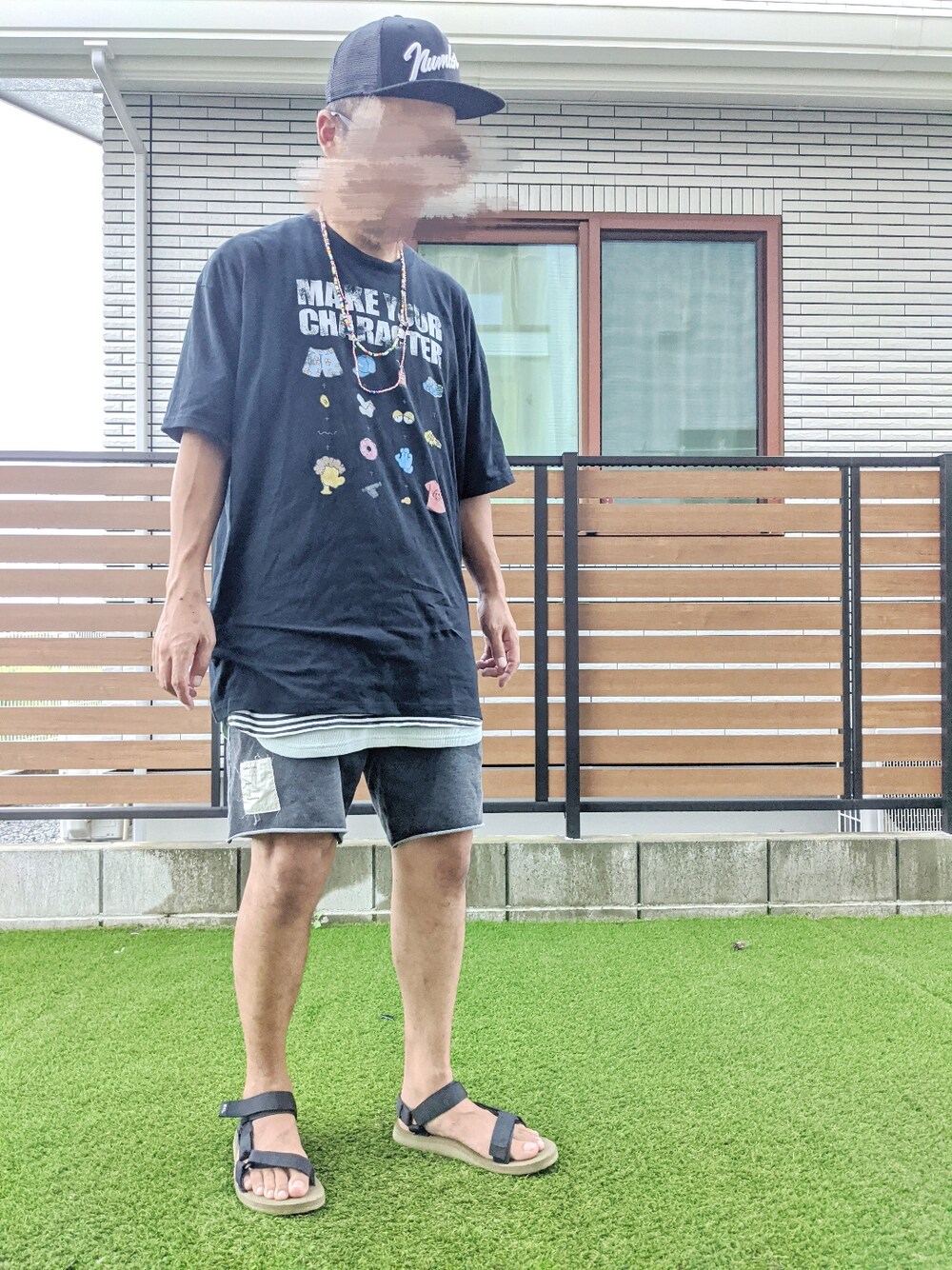 ブラック系のTシャツ/カットソー、ブラック系のTシャツ/カットソー、ブルー系のタンクトップを着用したメンズの秋コーディネートの1枚目の写真