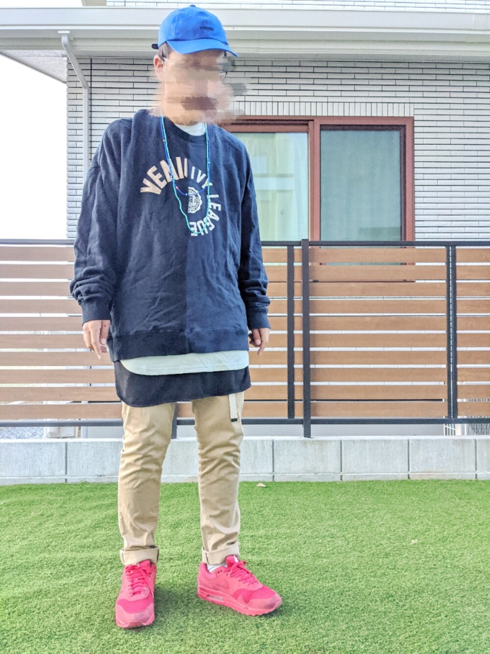 ブラック系のスウェット、ブルー系のTシャツ/カットソー、ブラック系のタンクトップを着用したメンズの秋コーディネートの1枚目の写真