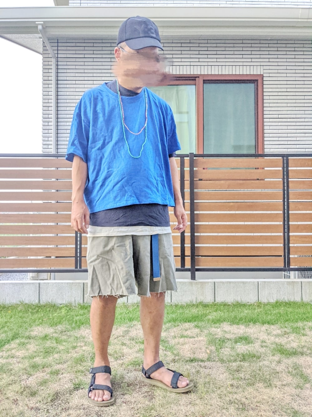 ブルー系のTシャツ/カットソー、ブルー系のTシャツ/カットソー、ホワイト系のタンクトップを着用したメンズの秋コーディネートの1枚目の写真