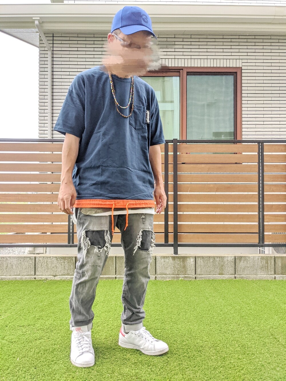 ブルー系のTシャツ/カットソー、グリーン系のTシャツ/カットソー、ホワイト系のタンクトップを着用したメンズの夏コーディネートの1枚目の写真