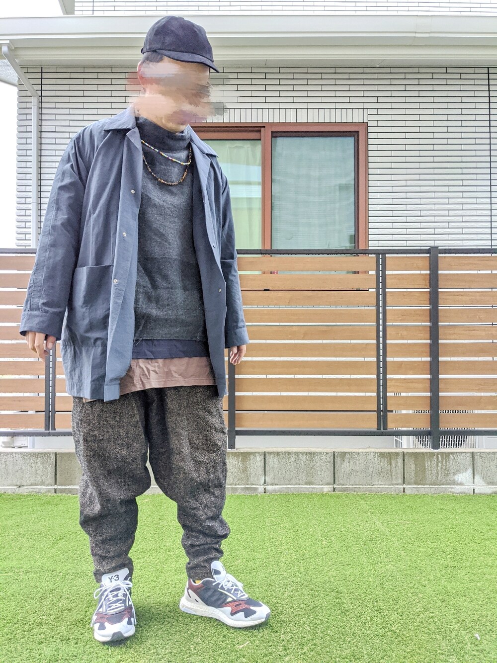 ブルー系のナイロンジャケット、グレー系のニット/セーター、ブルー系のTシャツ/カットソーを着用したメンズの春コーディネートの1枚目の写真