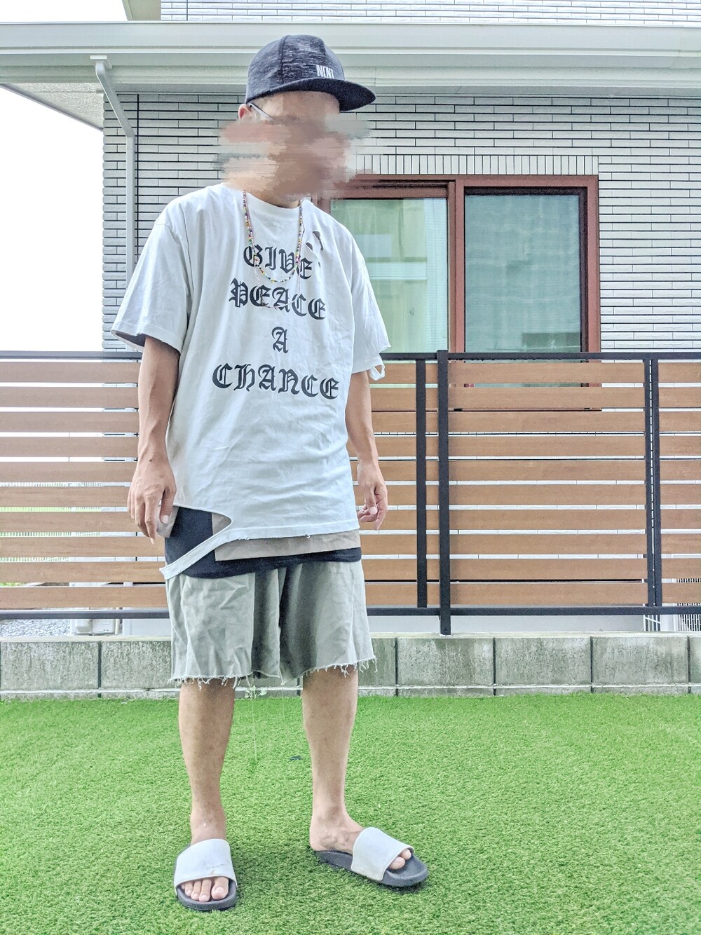 ホワイト系のTシャツ/カットソー、ベージュ系のTシャツ/カットソー、ブラック系のタンクトップを着用したメンズの夏コーディネートの1枚目の写真