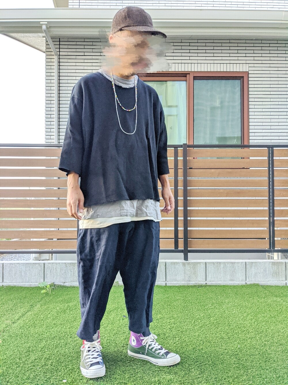 ブラック系のスウェット、グレー系のTシャツ/カットソー、ホワイト系のタンクトップを着用したメンズの秋コーディネートの1枚目の写真