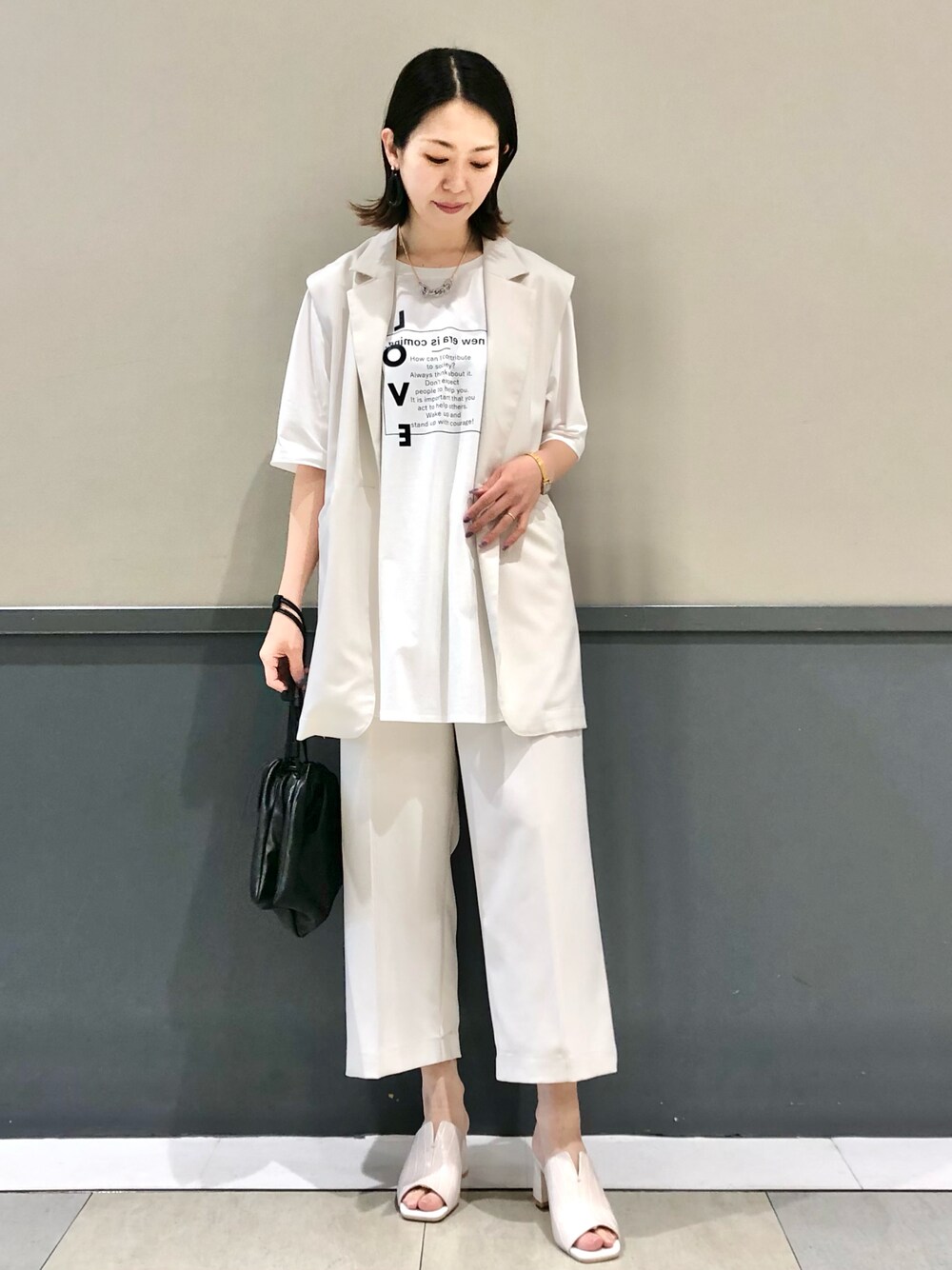 「ごきげんウィーク、セットアップ、ベスト、ワントーンコーデ、ロゴT、Tシャツ、サンダル」｜「YECCA VECCAのＶカットスクエアミュールサンダル（サンダル、ホワイト系）」を使った、k..さん（レディース・157cm）の春コーディネートの1枚目の写真