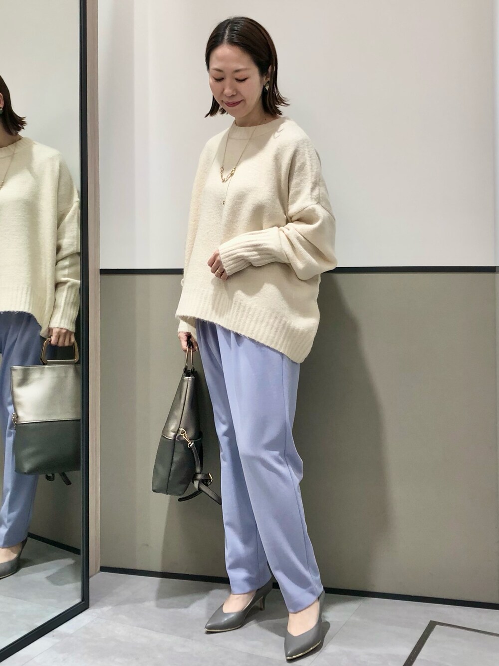 ホワイト系のニット/セーター、パープル系のその他パンツ、その他のハンドバッグを着用したレディースの冬コーディネートの1枚目の写真