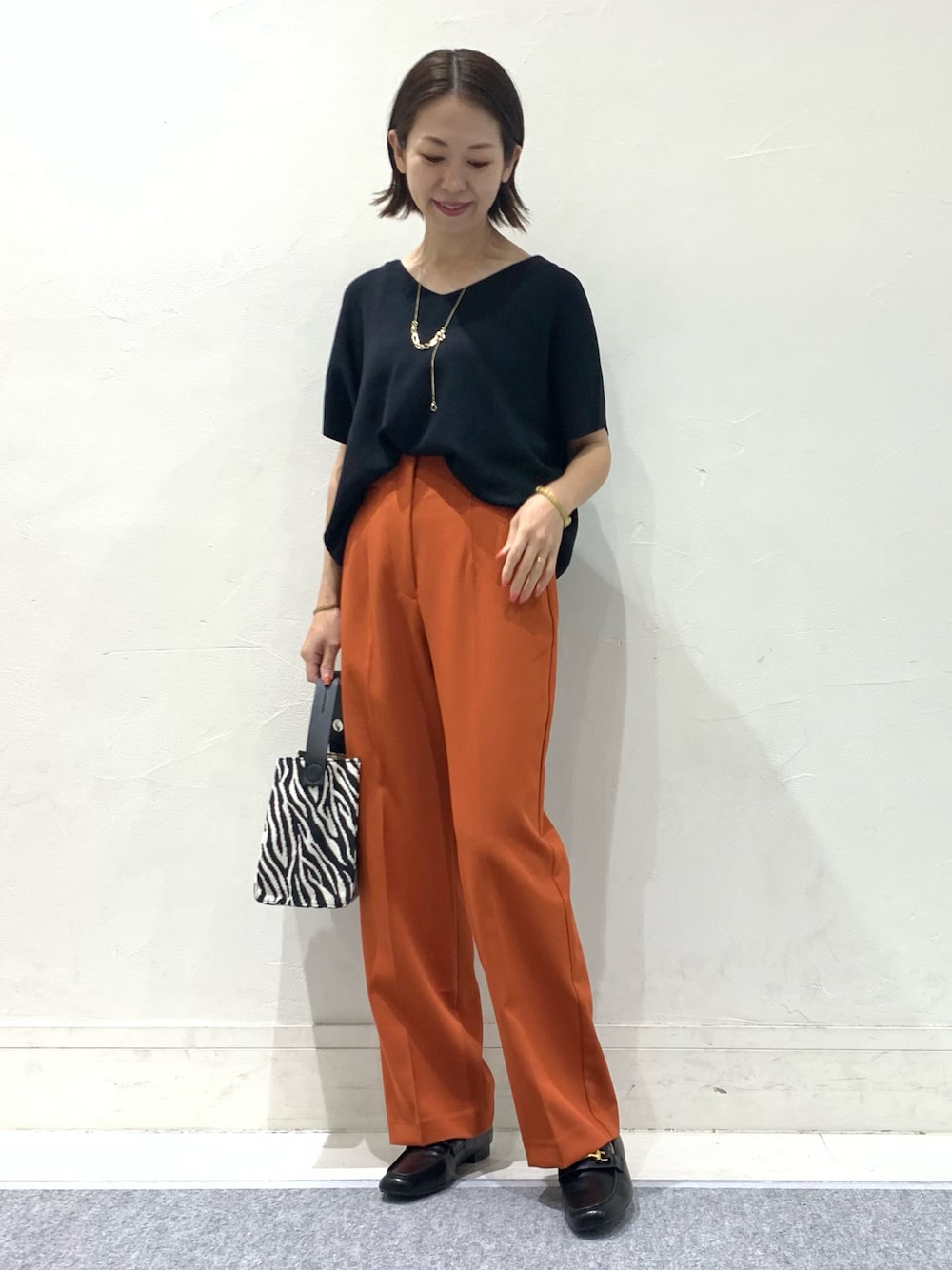 「秋服準備はじめました、オトナ女子、秋先取りコーデ、カラーパンツ、オレンジ、ストレートパンツ、ハイウエスト、ニット、ドルマン、トートバッグ、ゼブラ柄、ローファー」｜「YECCA VECCAのVネックドルマンニット（ニット/セーター、ブラック系）」を使った、k..さん（レディース・157cm）の夏コーディネートの1枚目の写真