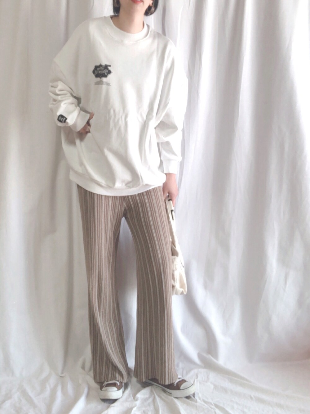 「春、FIG&VIPER、ロゴスウェット、ニットパンツ、ママコーデ、ラフ、ラクチンコーデ、converse、トートバッグ、プチプラコーデ、淡色コーデ、シンプル、高身長女子、disney、PR」｜「FIG&VIPERのDisney princess LOGO BIG PO（スウェット、ホワイト系）」を使った、Sari☺︎さん（レディース・167cm）の春コーディネートの1枚目の写真
