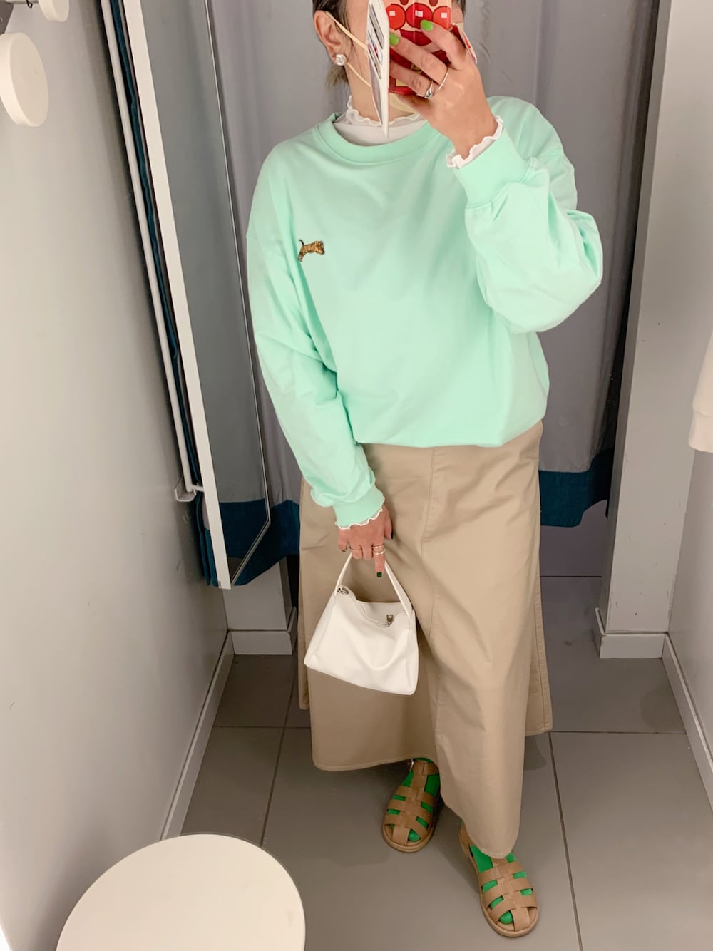 「カジュアル、カラーコーデ、しまむら、ROOM903、UNIQLO、ユニクロ、shein、シアーシャツ、スウェット、グリーン、緑、グルカサンダル、スカート、ファミマ靴下、くつした」｜「しまむらのアイテム（その他トップス、ホワイト系）」を使った、sioriさん（レディース・157cm）の春コーディネートの1枚目の写真