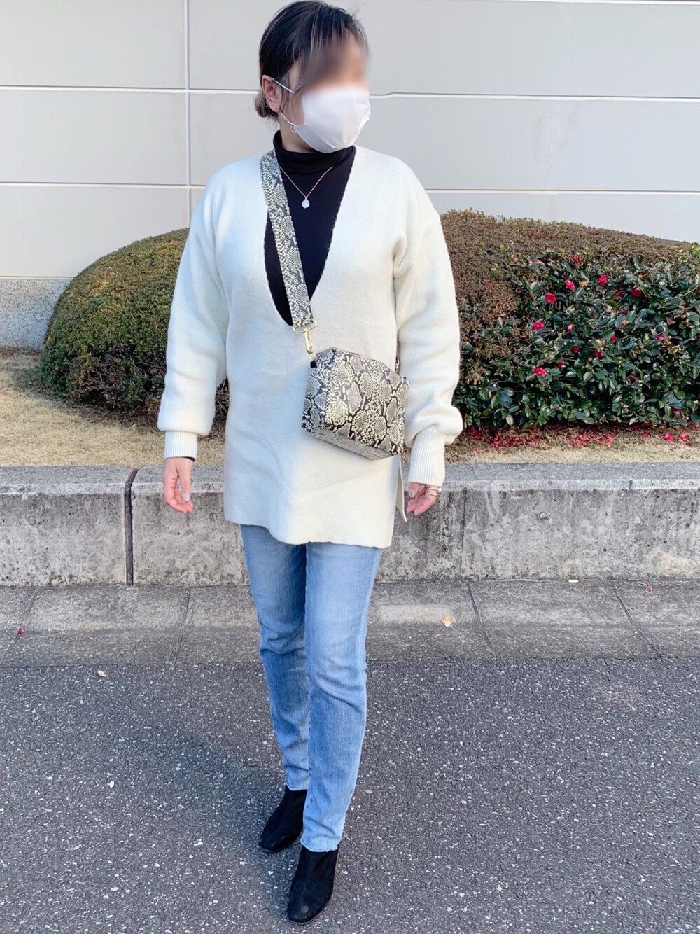 「シンプルコーデ、きれいめカジュアル、白ニット、タートルネック、UNIQLO、ユニクロ、パイソン柄、ショルダーバッグ、深Vネック、redcard、レッドカード、デニム、カットオフデニム、スクエアトゥ、白×黒」｜「r.の2021　秋冬新作　　カシミヤタッチ深Vネックニットトップス（ニット/セーター、ホワイト系）」を使った、sioriさん（レディース・157cm）の冬コーディネートの1枚目の写真
