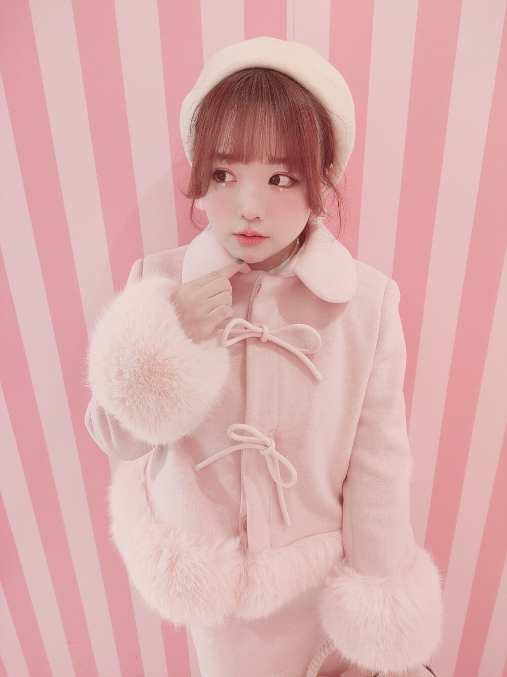 ピンク系のバッグ、ホワイト系のハンチング/ベレー帽を着用したレディースの春コーディネートの2枚目の写真