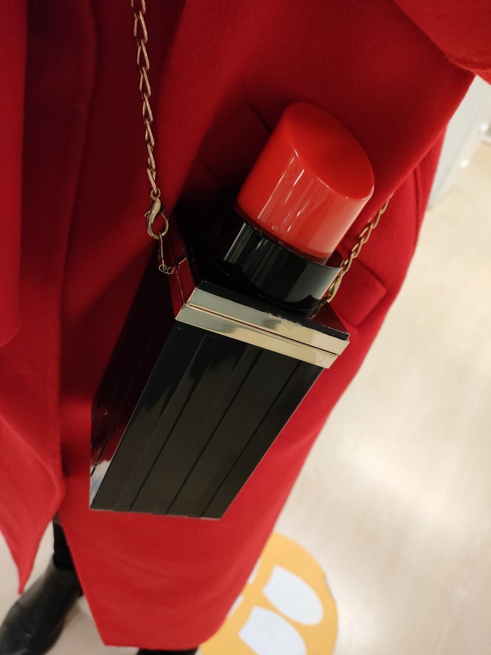 ブラック系のブーツ、レッド系のハンチング/ベレー帽を着用したレディースの冬コーディネートの2枚目の写真