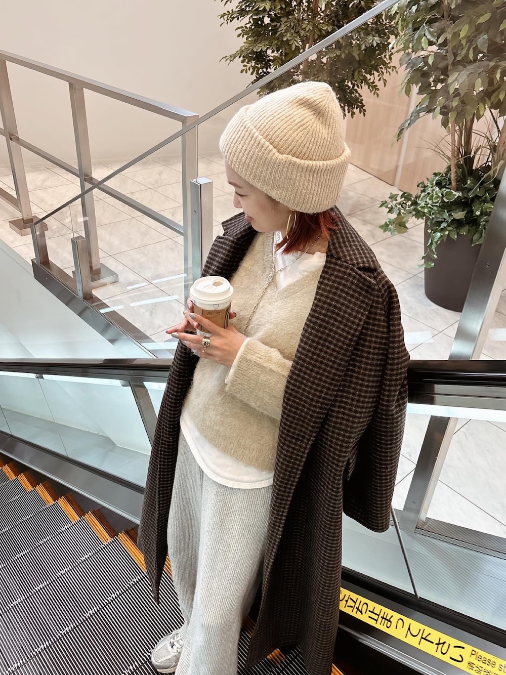 「新星WEARISTAにエントリー、おしゃ見えテクニック、冬アウター、クリスマスに着たい服、ロングコート、ニット帽、スニーカー、大人かわいい、大人コーデ、ラフコーデ、レイヤードスタイル」｜「Ungridの起毛デザインＶネックニット（ニット/セーター、グレー系）」を使った、あやさん（レディース・163cm）の冬コーディネートの1枚目の写真