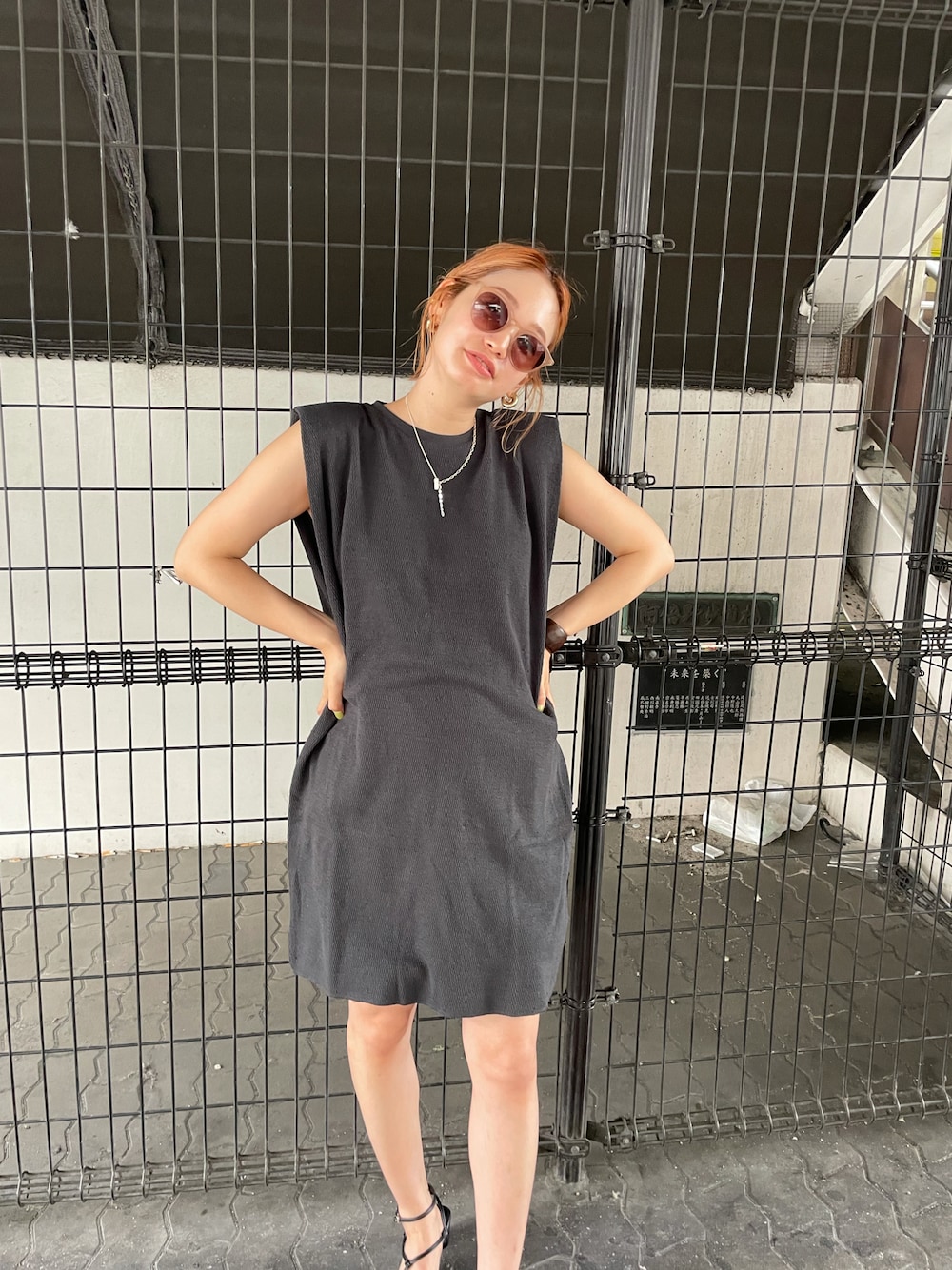 「オトナカジュアル、大人コーデ、キレイめ、ワンピース、ミニワンピ、ボックスワンピ」｜「Ungridのパワショルカットミニワンピース（ワンピース、グレー系）」を使った、あやさん（レディース・163cm）の夏コーディネートの1枚目の写真