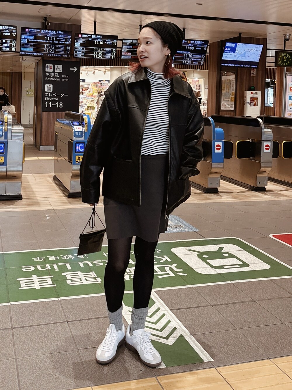「ニット帽、スニーカー、オトナ女子、ブラック、オトナカワイイ、レザー、ボーダー、スカート」｜「Ungridのマルチウェイフェイクレザーブルゾン（ブルゾン、ブラック系）」を使った、あやさん（レディース・163cm）の冬コーディネートの1枚目の写真