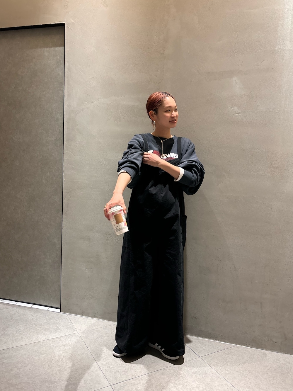 「春のNewスタイル、マタニティ、マタニティコーデ、ママコーデ、オールインワン、ブラックコーデ」｜「Ungridの【WEB限定】バッククロスロンパース（つなぎ/オールインワン、ブラック系）」を使った、あやさん（レディース・163cm）の春コーディネートの1枚目の写真