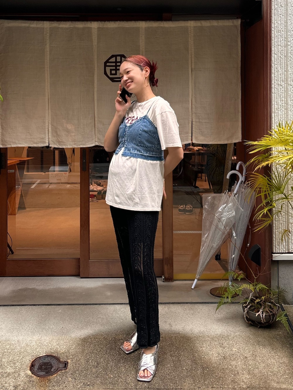 「ラクチンコーデ、カジュアルコーデ、TEE、透かし編みニット、ニットパンツ、デニム、ビスチェ、カジュアル、マタニティ、ママコーデ」｜「Ungridの【WEB限定】カレッジロゴTee（Tシャツ/カットソー、ホワイト系）」を使った、あやさん（レディース・163cm）の春コーディネートの1枚目の写真