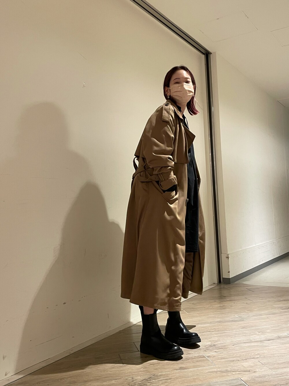 「秋先取りコーデ、トレンチコート、ワンピース、ミニワンピ、トレンチ、エンジニアブーツ、ブラック、妊婦コーデ」｜「Ungridのルーズトレンチコート（トレンチコート、イエロー系）」を使った、あやさん（レディース・163cm）の夏コーディネートの1枚目の写真
