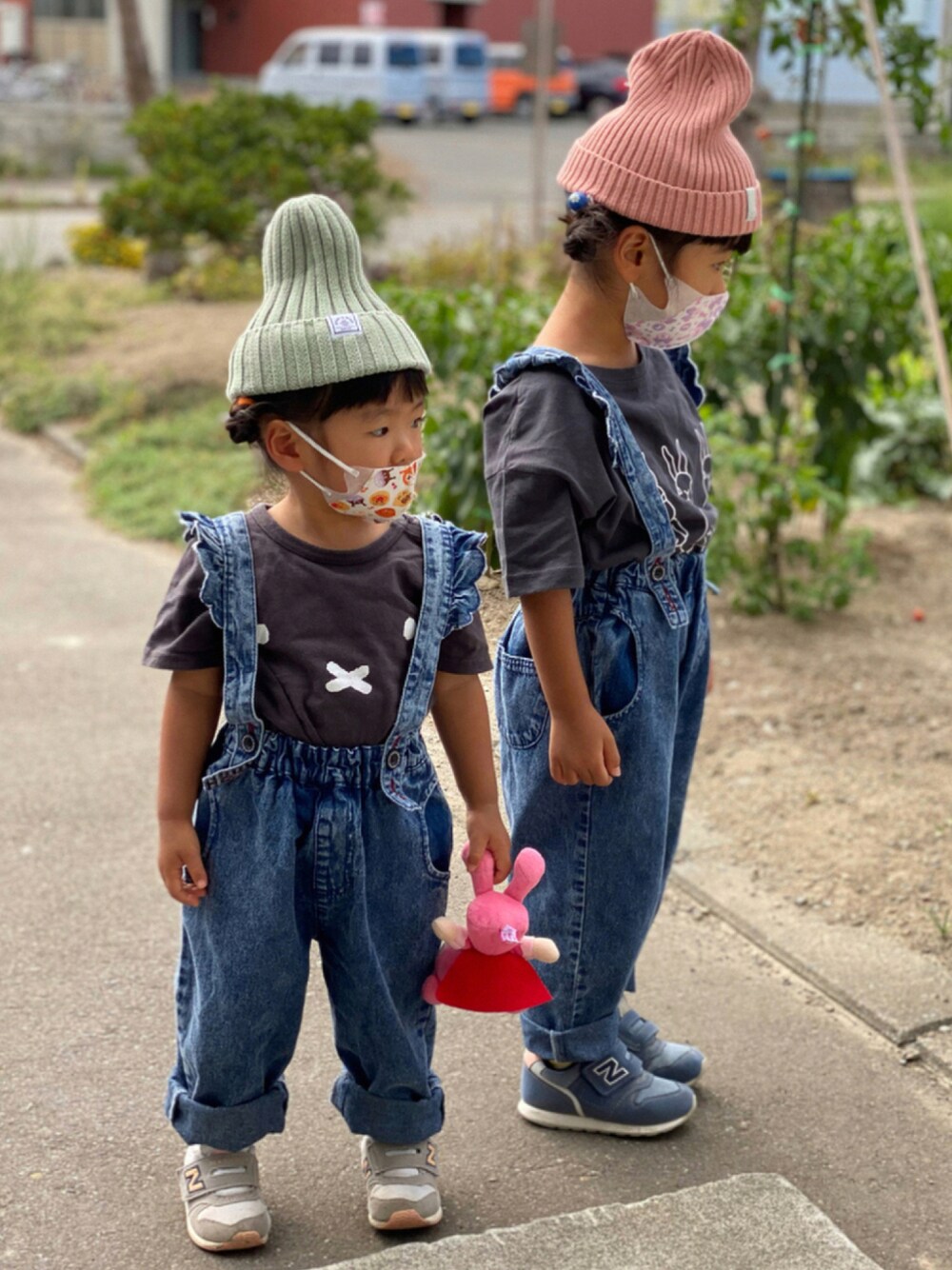 「デニム、ニット帽、サロペット、New Balance、Tシャツ、うさぎ、デニムパンツ、キッズコーデ、姉妹コーデ」｜「Birthdayのアイテム（デニムパンツ、ブルー系）」を使った、ｍａｍｅ＊さん（キッズ・100cm）の秋コーディネートの1枚目の写真