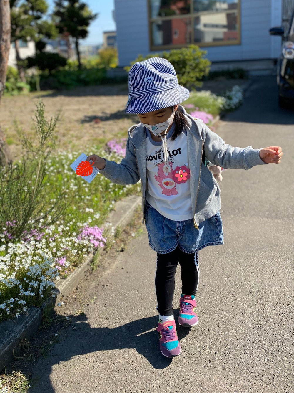 「パーカー、ラグランTシャツ、デニムパンツ、ハーフパンツ、短パン、スニーカー、New Balance、バケットハット」｜「b・ROOMの【Care Bears】ベアプリントラグラン配色Tシャツ（Tシャツ/カットソー、グレー系）」を使った、ｍａｍｅ＊さん（キッズ・100cm）の春コーディネートの1枚目の写真