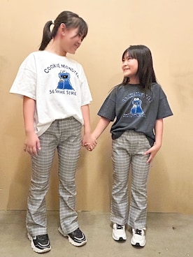 「SESAME STREET（セサミストリート）の【110-160】セサミストリートTシャツ／親子リンク（Tシャツ/カットソー、ホワイト系）」を使った、naokoさん（レディース・123cm）の秋コーディネート