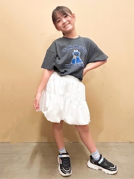 「SESAME STREET（セサミストリート）の【110-160】セサミストリートTシャツ／親子リンク（Tシャツ/カットソー、ブラック系）」を使った、naokoさん（レディース・123cm）の秋コーディネート