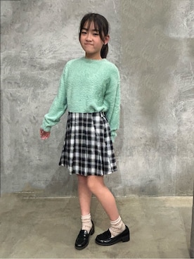 「THE SHOP TK （ザ ショップ ティーケー ）の【130・150】フェザークルーネックニット（ニット/セーター、グリーン系）」を使った、naokoさん（レディース・123cm）の冬コーディネート