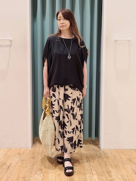 「SHOO・LA・RUE（シューラルー）の【S-LL/ひんやり/体型カバー】ゆるシルエットが心地よい ドルマンブラウス（シャツ/ブラウス、ブラック系）」を使った、ポンタさん（レディース・155cm）の夏コーディネート