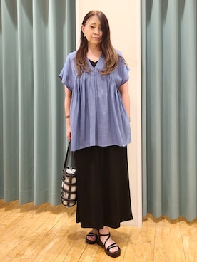 「SHOO・LA・RUE（シューラルー）の【ひんやり/UV/体型カバー】インせず着られる Vネックギャザーブラウス（シャツ/ブラウス、ブルー系）」を使った、ポンタさん（レディース・155cm）の夏コーディネート