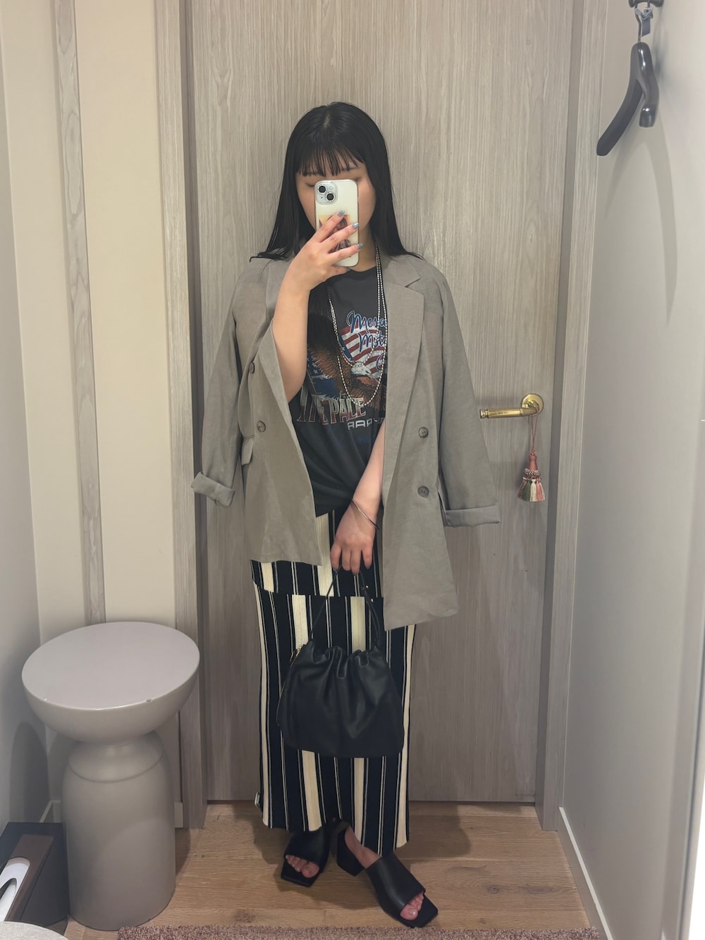 ブラック系のスカート、ブラック系のサンダル、ブラック系のTシャツ/カットソーを着用したレディースの夏コーディネートの1枚目の写真