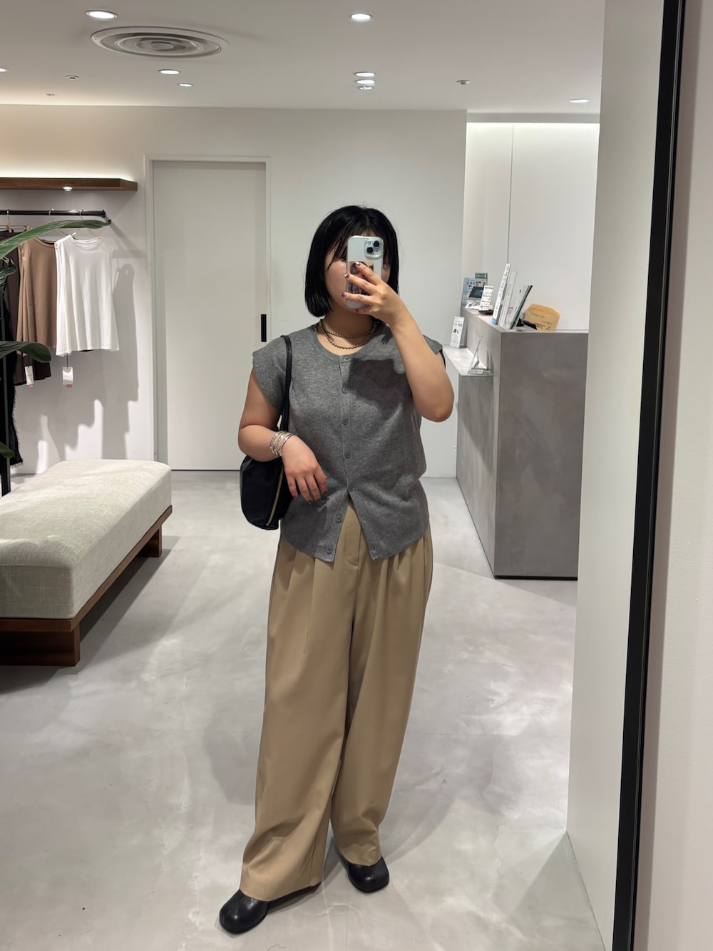 グレー系のニット/セーター、ベージュ系のその他パンツ、ブラック系のブーツを着用したレディースの秋コーディネートの1枚目の写真