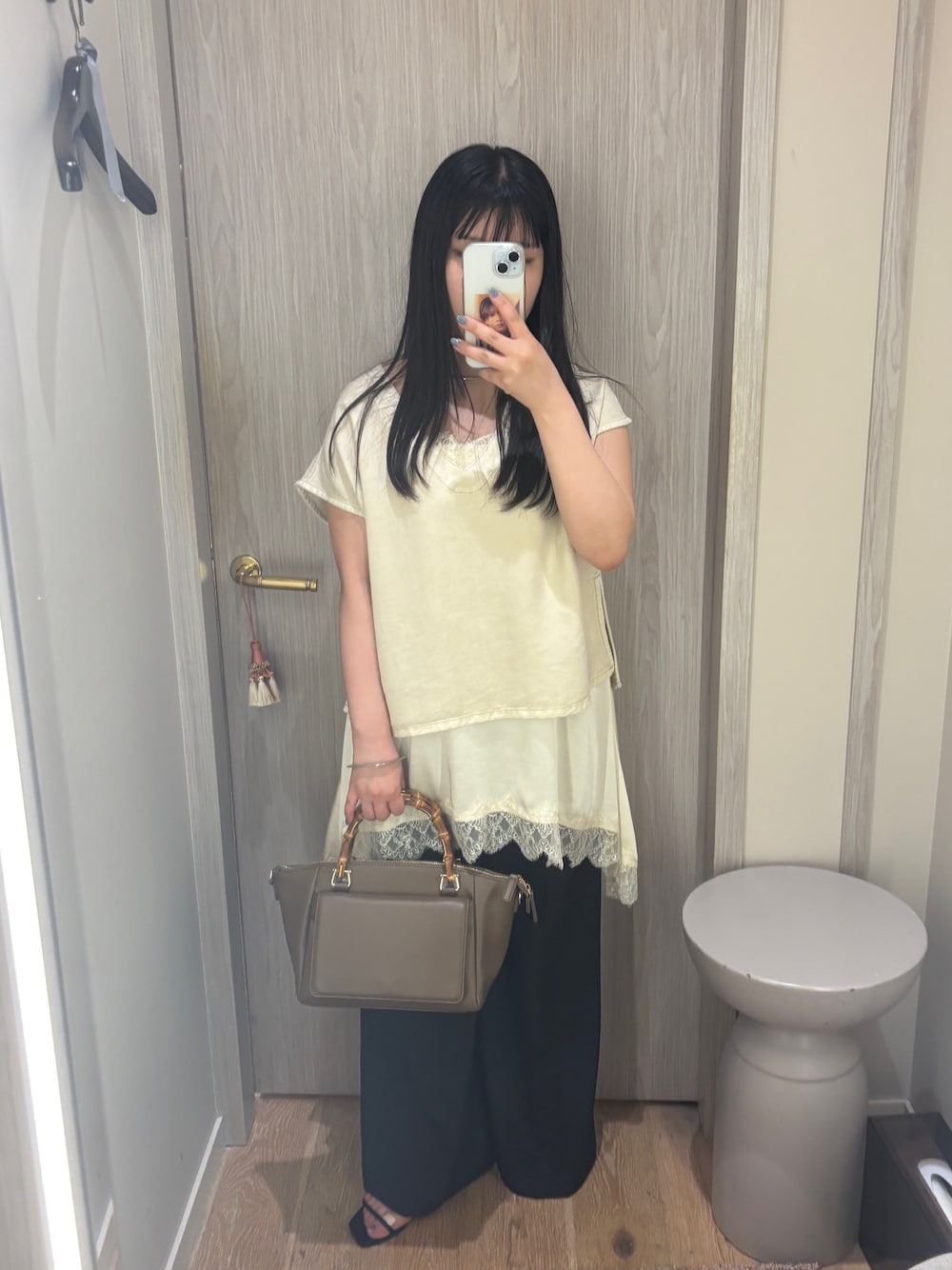 ベージュ系のシャツ/ブラウス、ホワイト系のキャミソール、ブラウン系のハンドバッグを着用したレディースの夏コーディネートの1枚目の写真
