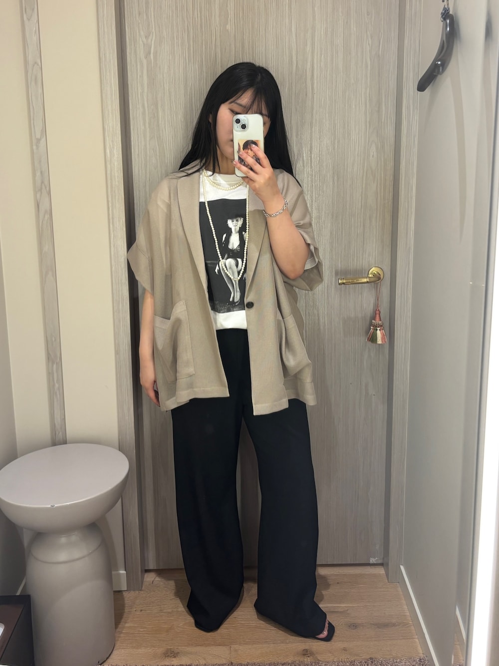ベージュ系のテーラードジャケット、ブラック系のその他パンツ、ホワイト系のTシャツ/カットソーを着用したレディースの夏コーディネートの1枚目の写真