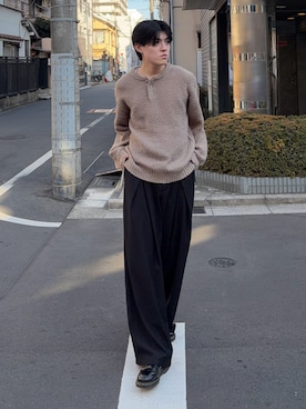 「Adoon plain（アドーンプレーン）のHeavy Pique Henry Neck Knit / 鬼鹿の子ヘンリーネックニット（ニット/セーター、ベージュ系）」を使った、井上真宏さん（メンズ・175cm）の冬コーディネート