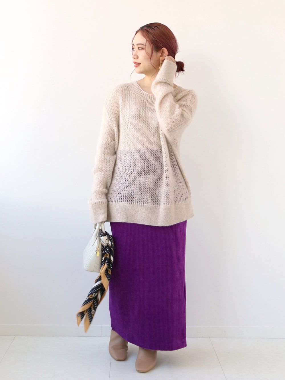 ホワイト系のニット/セーター、パープル系のスカート、ホワイト系のショルダーバッグを着用したレディースの秋コーディネートの1枚目の写真