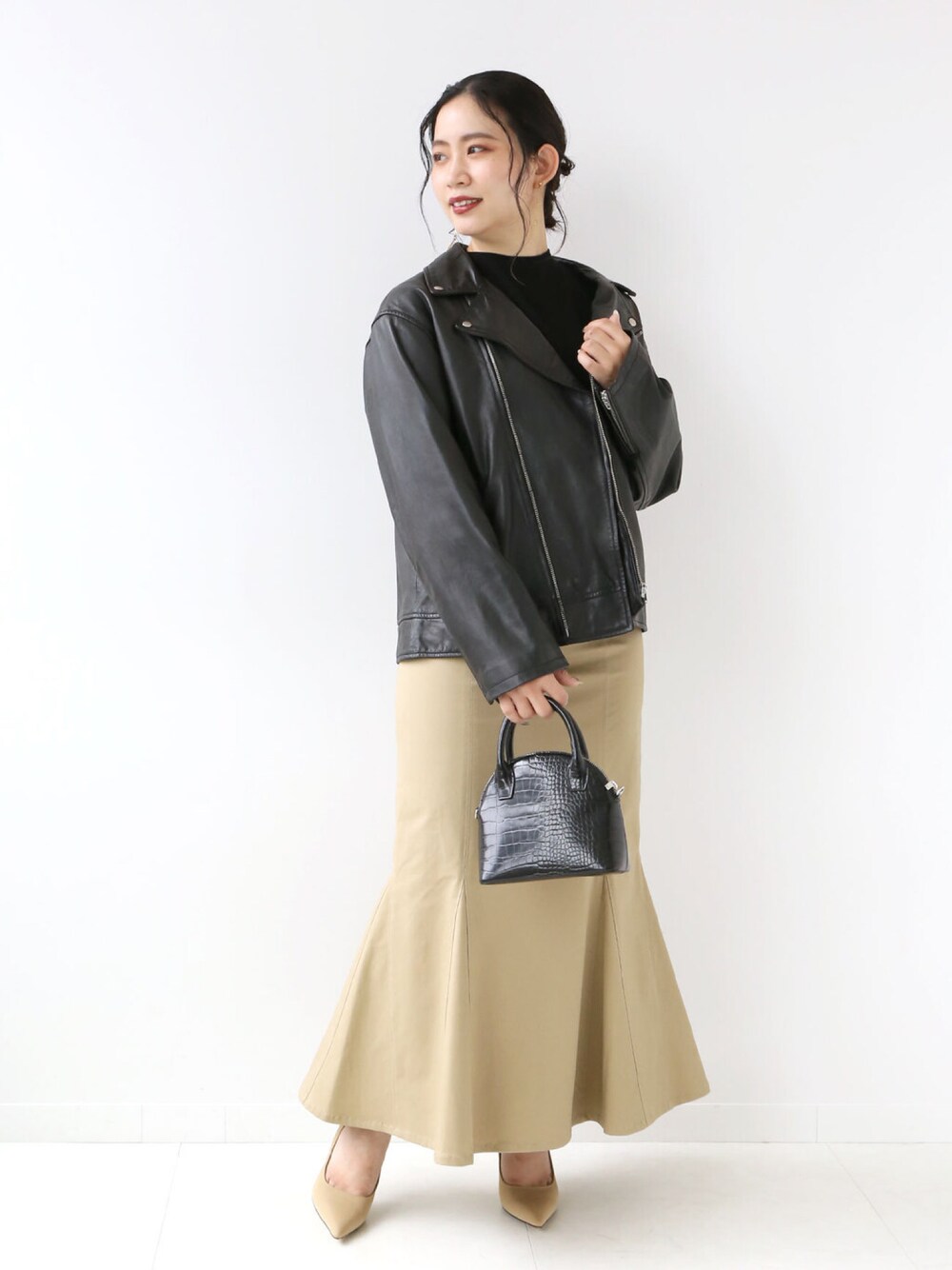 「秋服、オトナカジュアル、低身長女子、プチプラコーデ、プチプラ、低身長、B.C STOCK、simplicite、ライダース、マーメイドスカート、ライダースジャケット、オトナ女子、きれいめカジュアル、カジュアル、だから秋服が好き」｜「SimpliciteのハーフサークルチェーンミニショルダーBAG◆（ショルダーバッグ、ブラック系）」を使った、asakoさん（レディース・153cm）の秋コーディネートの1枚目の写真
