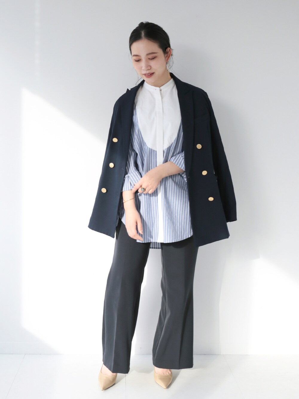 「大人カジュアル、パンツスタイル、低身長コーデ、低身長、B.C STOCK、simplicite、ジャケット、プチプラコーデ、プチプラ、キレイめ、通勤コーデ、秋冬コーデ、シャツスタイル、きれいめカジュアル、ネイビー」｜「Simpliciteのクレリック ブザム シャツ（シャツ/ブラウス、ブルー系）」を使った、asakoさん（レディース・153cm）の冬コーディネートの1枚目の写真