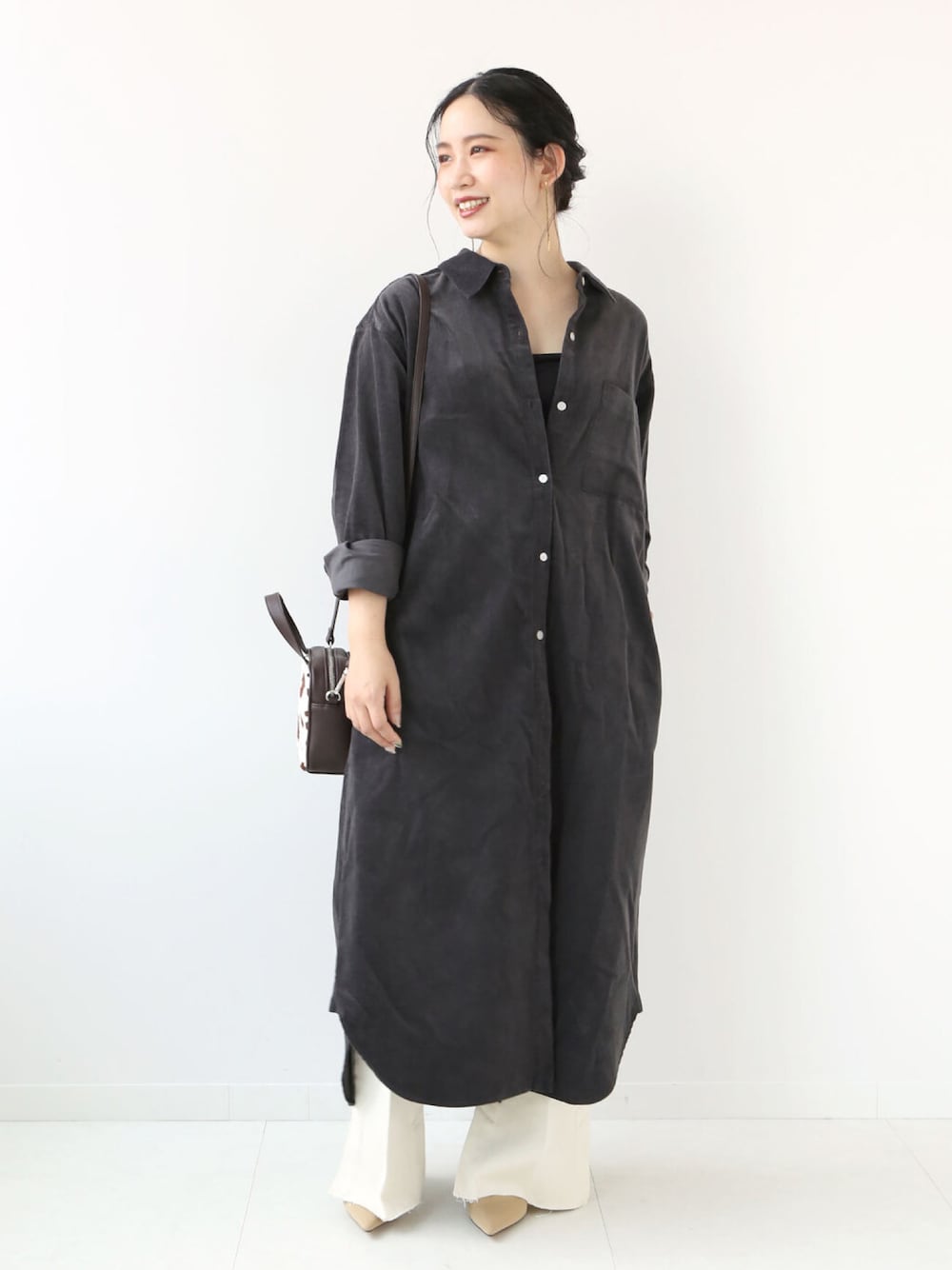 「コーデュロイ、モノトーン、プチプラ、B.C STOCK、シャツワンピ、きれいめカジュアル、プチプラコーデ、秋服、低身長、低身長コーデ、オトナカジュアル、秋コーデ、simplicite、だから秋服が好き」｜「Simpliciteの細コールシャツワンピース◆（シャツワンピース、グレー系）」を使った、asakoさん（レディース・153cm）の秋コーディネートの1枚目の写真