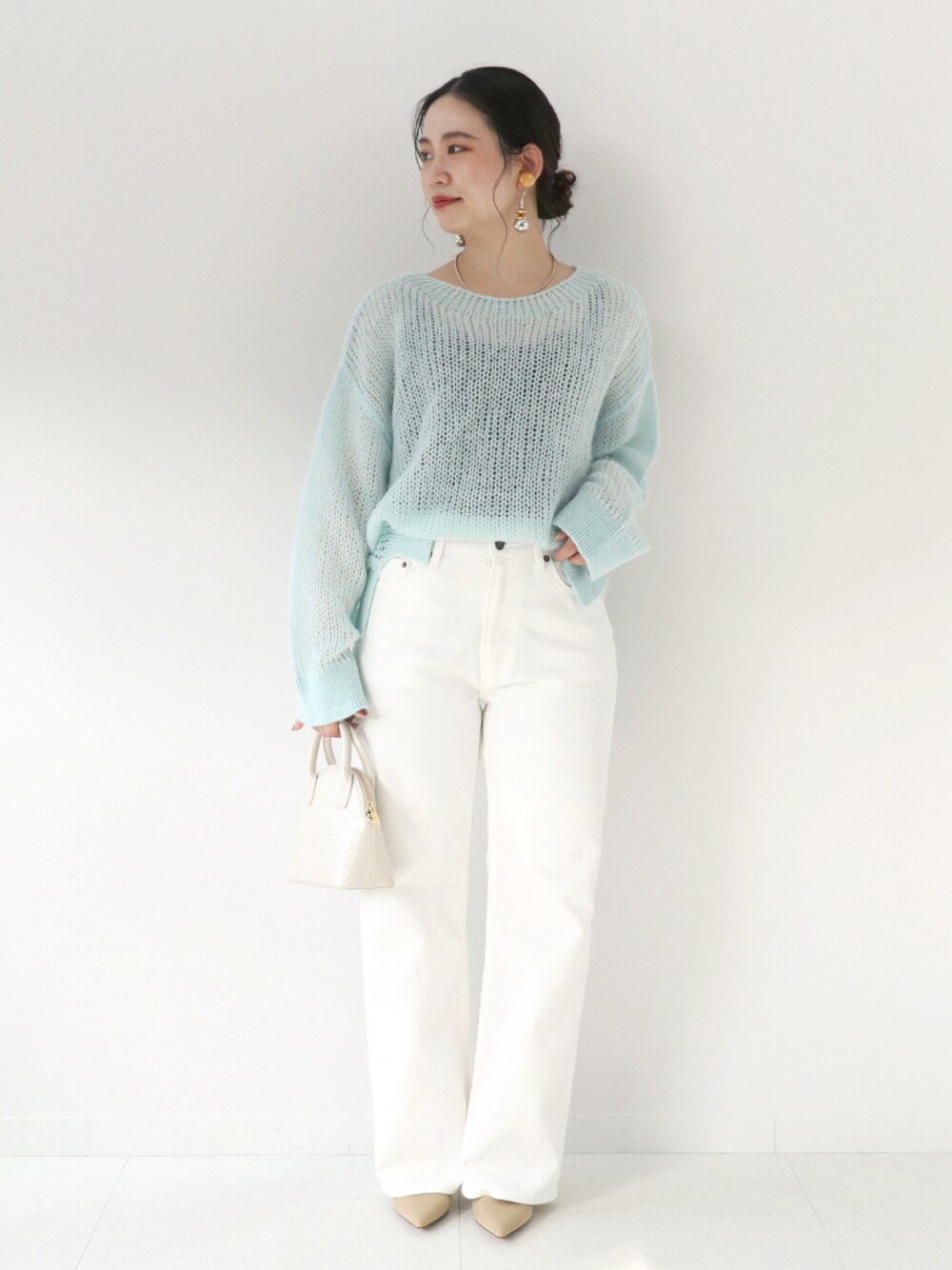 「デニム、シンプル、秋のコーデ、大人カジュアル、プチプラ、ホワイトデニム、B.C STOCK、ootd、透け感、プチプラコーデ、低身長、低身長コーデ、シアーニット、simplicite、outfit」｜「SimpliciteのNatural Friendly Denim ストレートワイドパンツ◆（デニムパンツ、ホワイト系）」を使った、asakoさん（レディース・153cm）の秋コーディネートの1枚目の写真