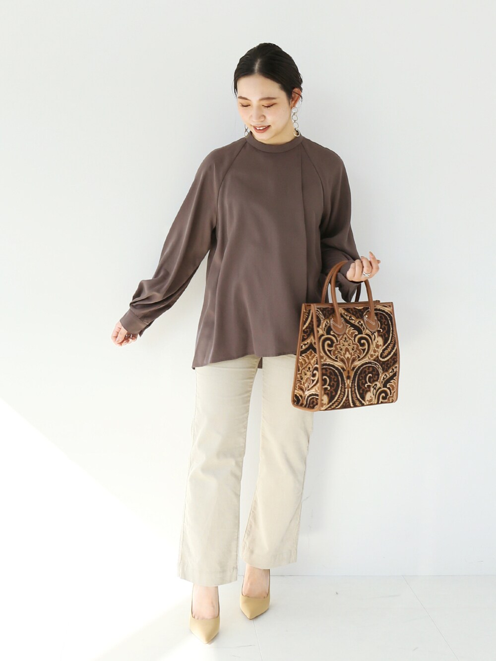 「ブラウス、コーデュロイ、コーデュロイパンツ、プチプラ、B.C STOCK、大人コーデ、きれいめカジュアル、パンツスタイル、ootd、プチプラコーデ、低身長、お仕事コーデ、低身長コーデ、秋コーデ、simplicite」｜「Simpliciteのアイテム（バッグ、ブラウン系）」を使った、asakoさん（レディース・153cm）の秋コーディネートの1枚目の写真