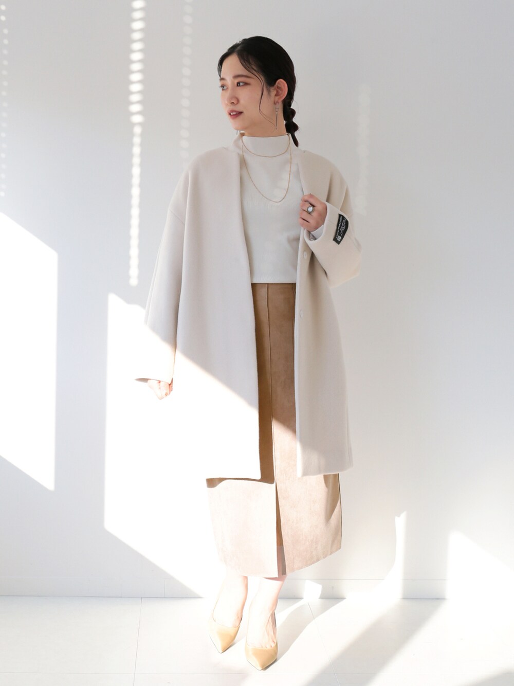 「クリスマスに着たい服、お仕事コーデ、シンプルコーデ、キレイめ、プチプラコーデ、プチプラ、低身長コーデ、低身長、B.C STOCK、simplicite、スカート、タイトスカート、ノーカラーコート、オトナ女子、ニットコーデ」｜「Simpliciteのソウバリ長袖プルオーバー◆（ニット/セーター、ホワイト系）」を使った、asakoさん（レディース・153cm）の冬コーディネートの1枚目の写真