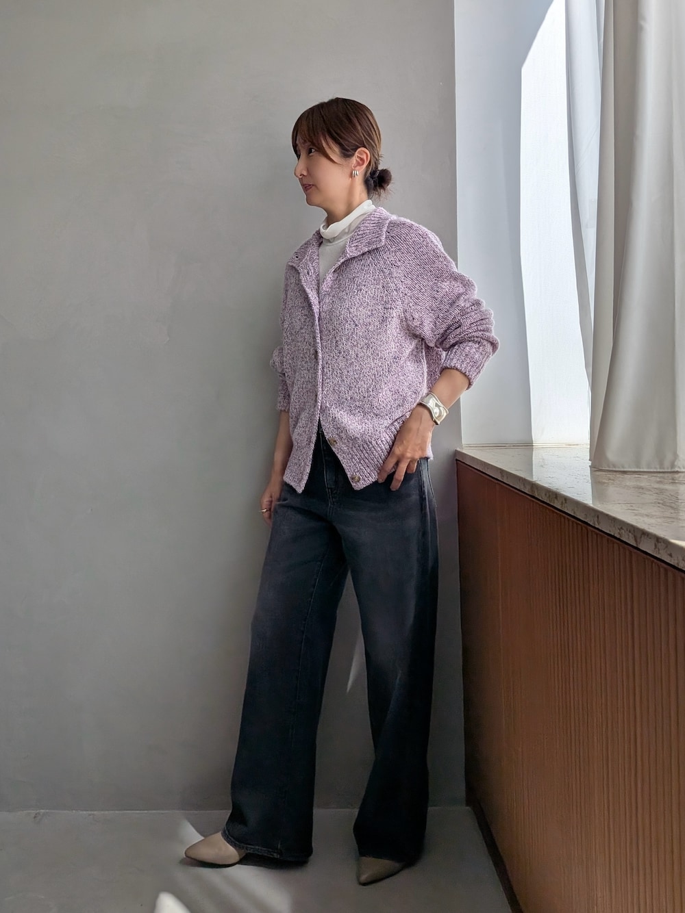 パープル系のニット/セーター、ホワイト系のTシャツ/カットソー、ブラック系のデニムパンツを着用したレディースの秋コーディネートの1枚目の写真