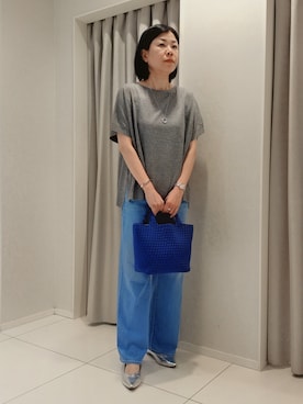 「UNTITLED（アンタイトル）の【アンサンブル可/品のある透け感】Tシャツ風ニットトップス（ニット/セーター、グレー系）」を使った、world20001537さん（レディース）の夏コーディネート