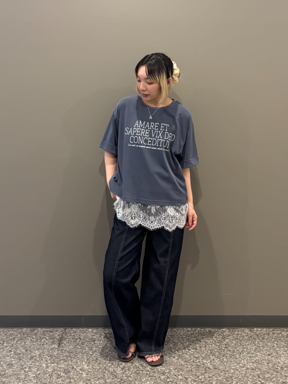 その他のデニムパンツ、ブルー系のTシャツ/カットソーを着用したレディースの夏コーディネートの1枚目の写真