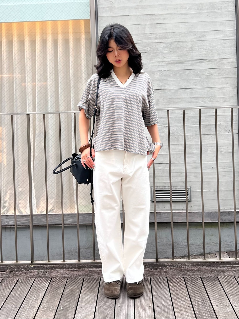ホワイト系のその他パンツ、その他のTシャツ/カットソーを着用したレディースの夏コーディネートの1枚目の写真