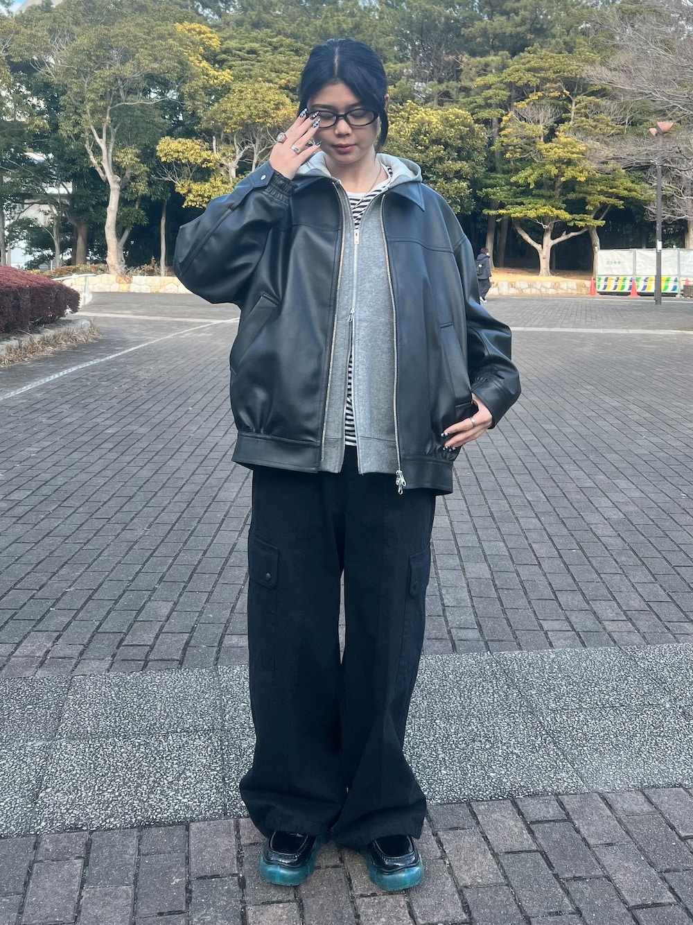 ブラック系のTシャツ/カットソー、ブラック系のカーゴパンツ、グレー系のパーカーを着用したレディースの冬コーディネートの1枚目の写真