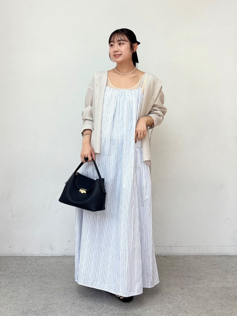 ブルー系のデニムパンツ、ブルー系のワンピース、ホワイト系のシャツ/ブラウスを着用したレディースの夏コーディネートの1枚目の写真